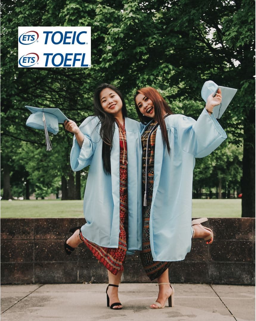 Estudiantes graduadas de una universidad americana gracias a haber obtenido su certificado TOEFL. Clases de inglés online en The Bridge Academia, en Arturo Soria, Madrid